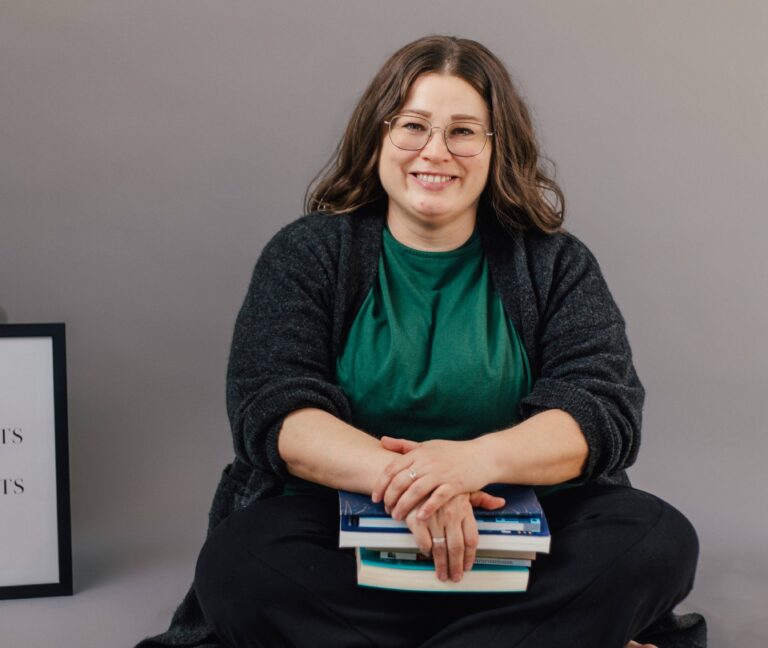 Andrea sitzt am Boden