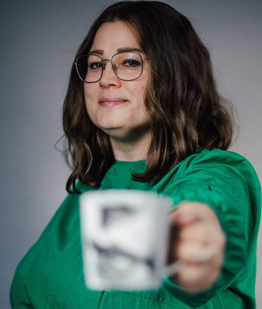 Andrea mit Kaffeetasse