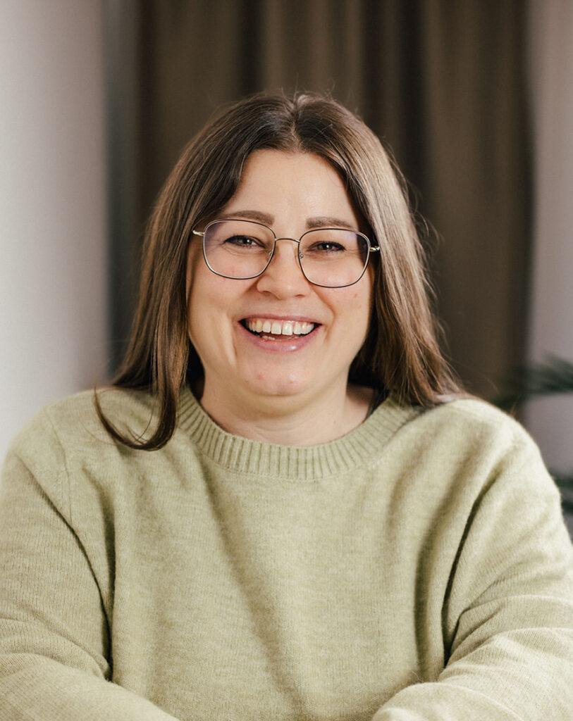 Andrea auf Stuhl lachend